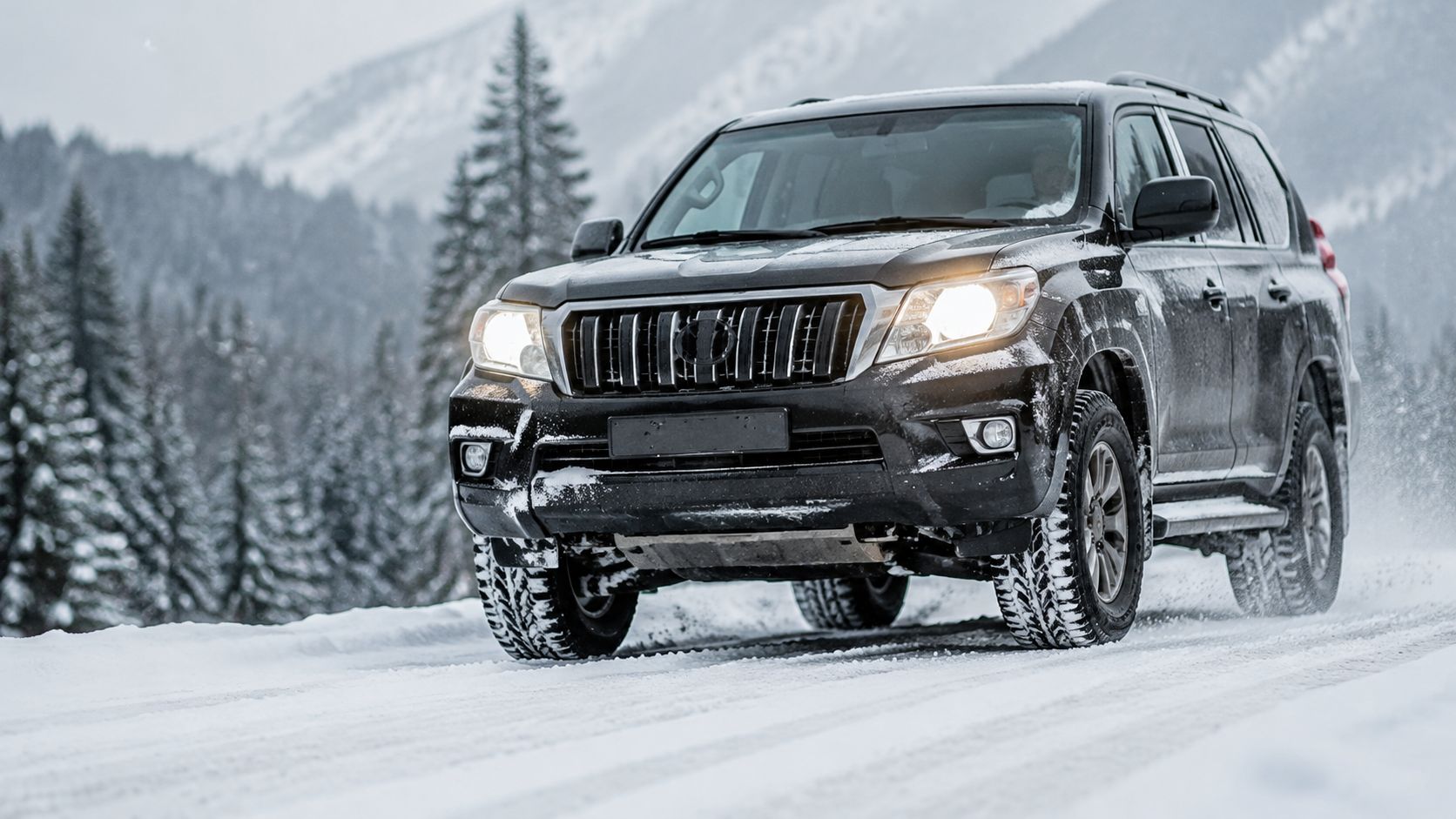 Błąd 2: Traktowanie napędu 4x4 jako substytutu dobrych opon zimowych